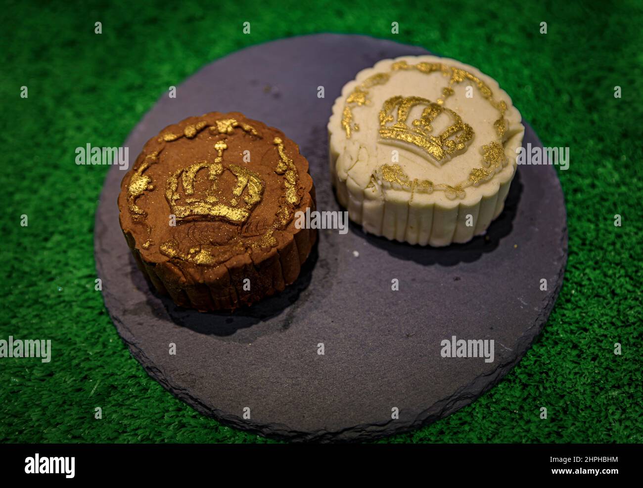 Des gâteaux de lune chinois traditionnels fraîchement confectionnés sont exposés à la vente au festival de la mi-automne à Singapour Banque D'Images