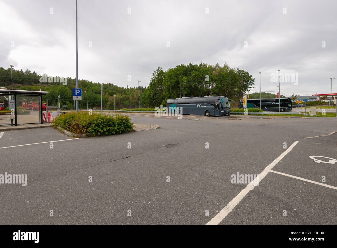 Arendal, Norvège - 01 2021 août : bus Vy à l'arrêt de bus Harebakken Banque D'Images