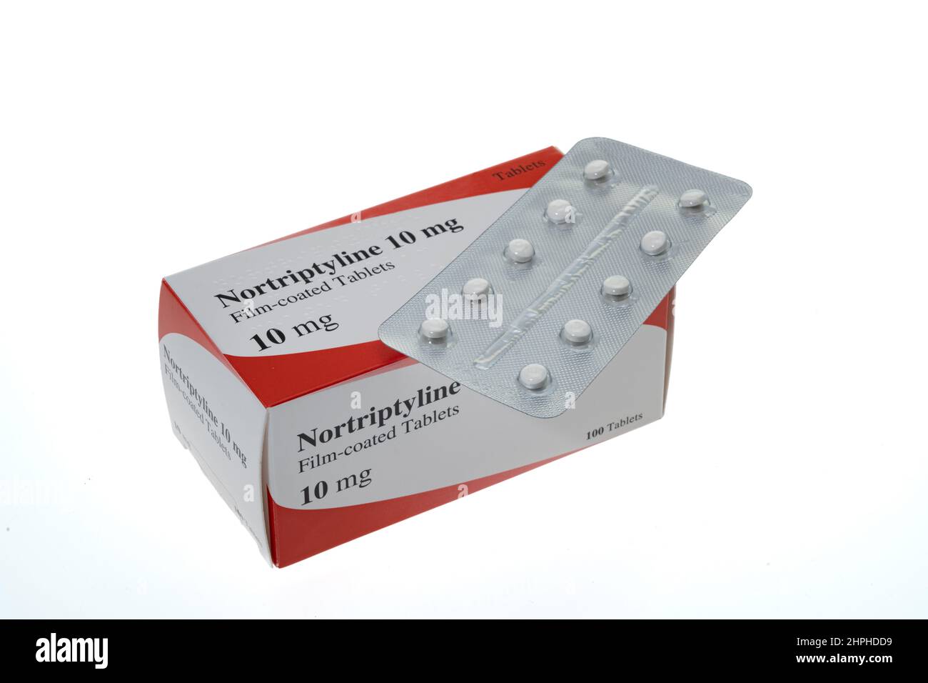 Générique Nortriptyline Hydrochloride comprimés qui sont utilisés pour traiter les symptômes de la dépression et aussi le soulagement de la douleur - fond blanc Banque D'Images