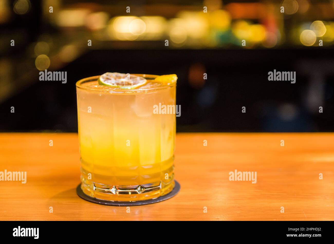 Gros plan sur une délicieuse boisson à base d'orange et de citron dans un verre rétro Banque D'Images