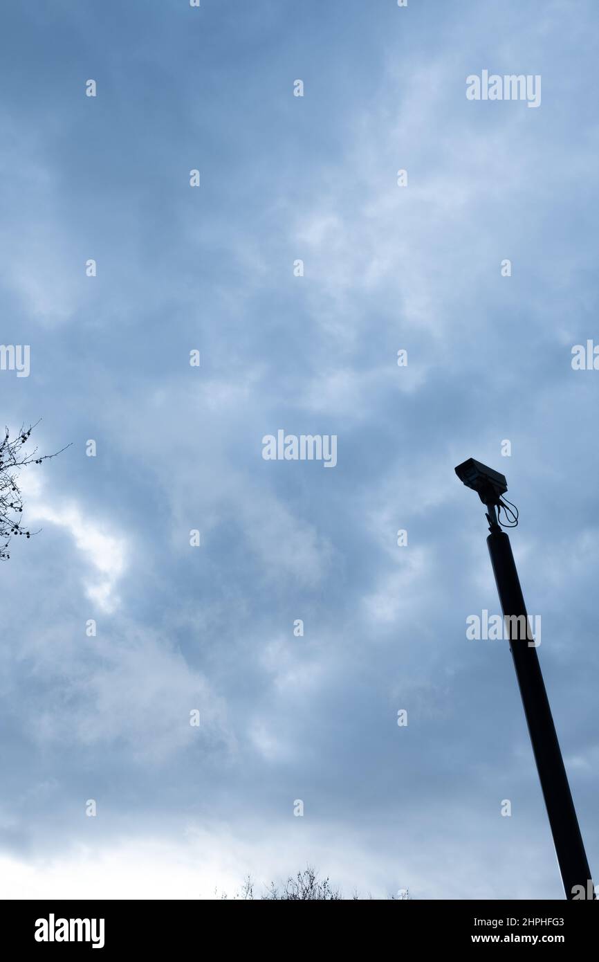 Caméra CCTV aérienne contre un ciel d'hiver sombre Banque D'Images