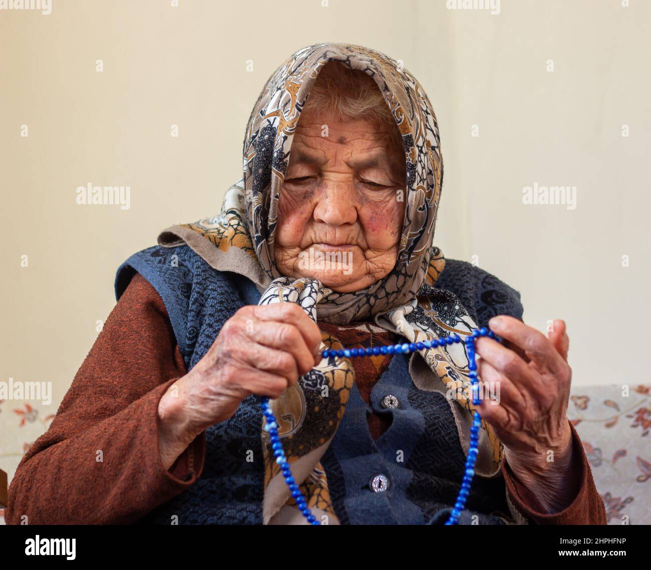 Vieille femme musulmane adorant le rosaire, priant à dieu pour la bénir et la santé. Concept de Ramadan Banque D'Images