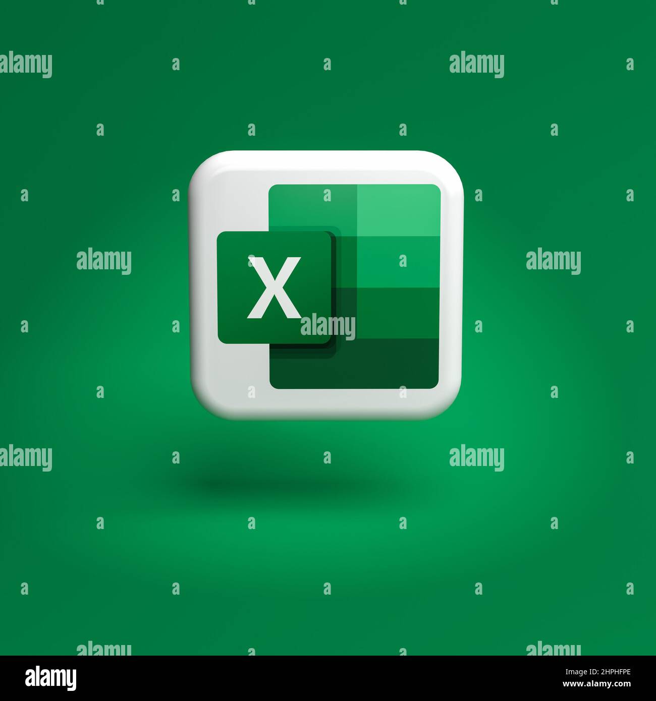Logo du composant Microsoft Office Excel sur une mosaïque survolant un arrière-plan vert transparent. Copier l'espace. Banque D'Images