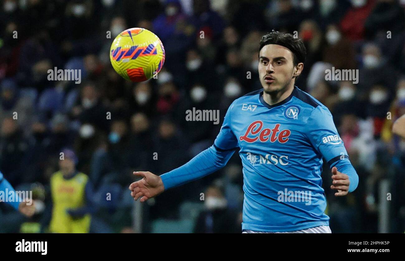 21st février 2022 ; Sardinia Arena, Cagliari, Italie ; Serie A football, Cagliari versus Napoli; Eljif Elmas de Napoli regarde =pour contrôler le haut passage Banque D'Images