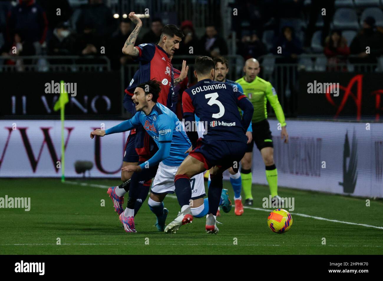 21st février 2022 ; Sardinia Arena, Cagliari, Italie ; Serie A football, Cagliari contre Napoli; Eljif Elmas de Napoli avec un défi lourd de Edoardo Goldaniga de Cagliari Banque D'Images
