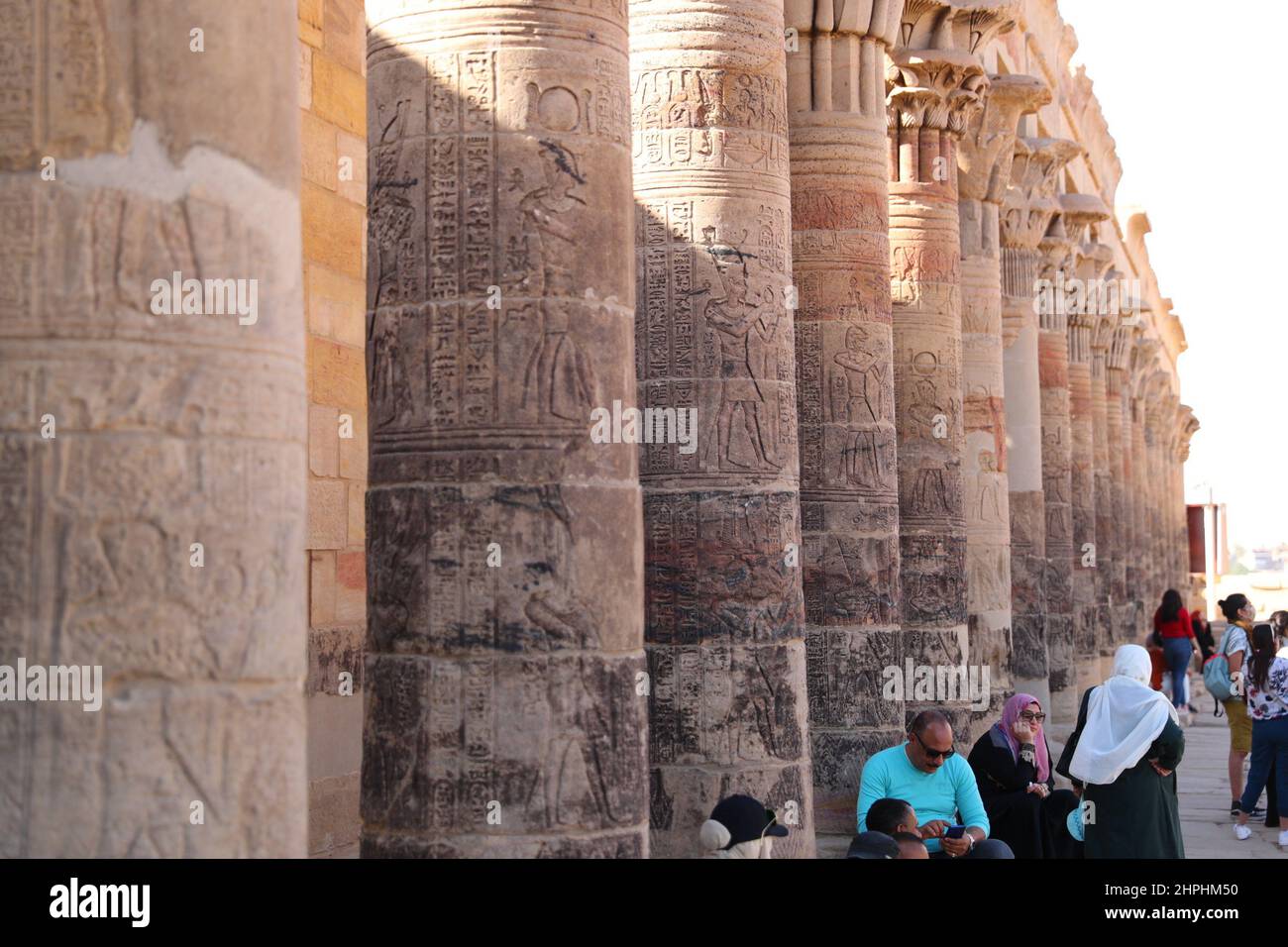 Assouan, Égypte. 21st févr. 2022. Les touristes visitent le complexe du temple de Philae à Assouan, en Égypte, le 21 février 2022. Le complexe du temple de Philae, l'une des destinations touristiques les plus populaires d'Assouan, entre dans la saison touristique. Credit: Sui Xiankai/Xinhua/Alay Live News Banque D'Images