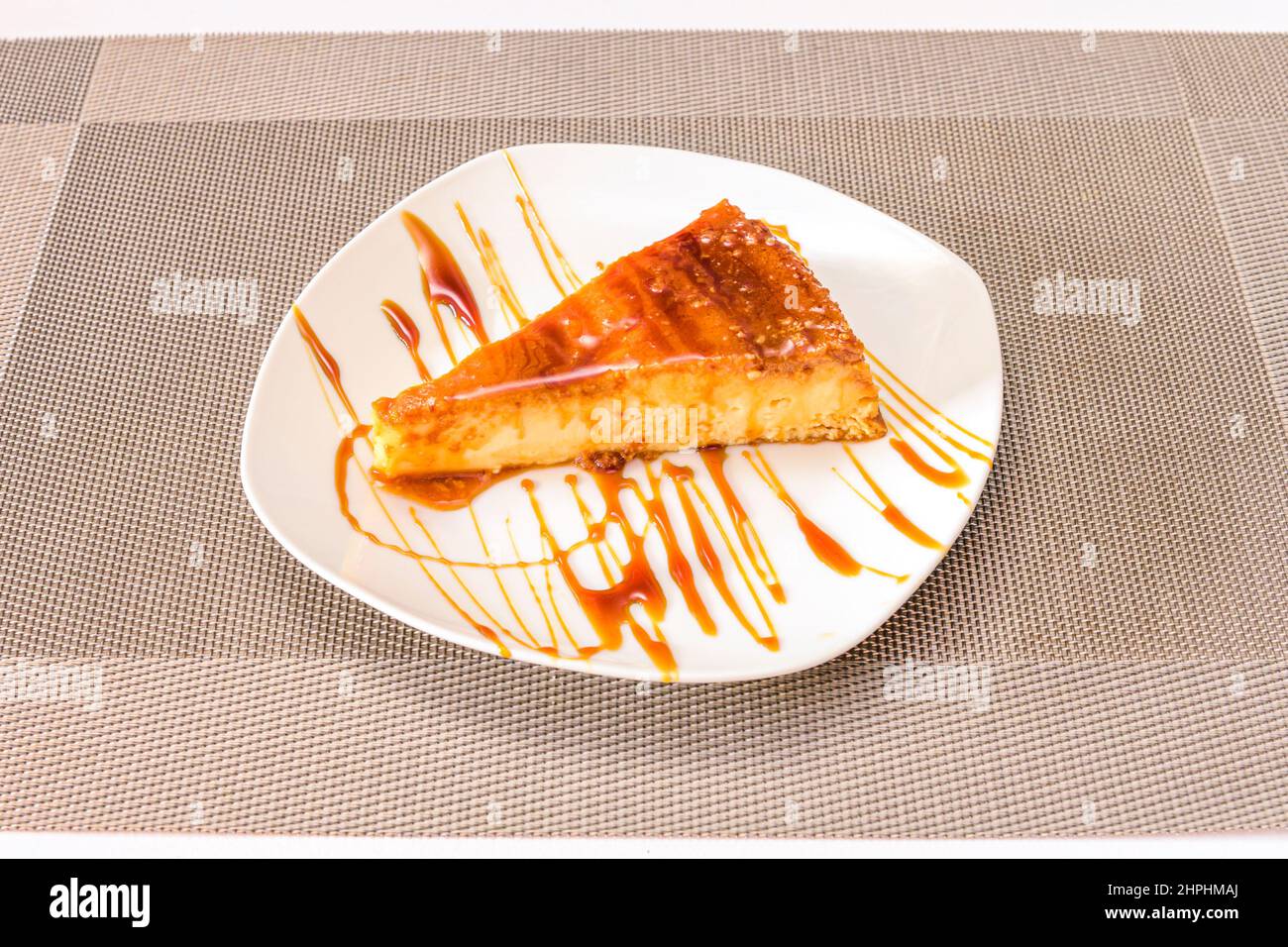 Le flan est un dessert fait avec une crème anglaise qui est préparée avec des œufs entiers, du