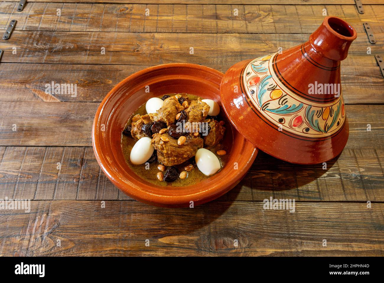 Le tagine, en raison de sa prononciation, est un plat traditionnel de la cuisine arabo-berbère d'origine berbère qui porte le nom du pot d'argile dans lequel il est Banque D'Images