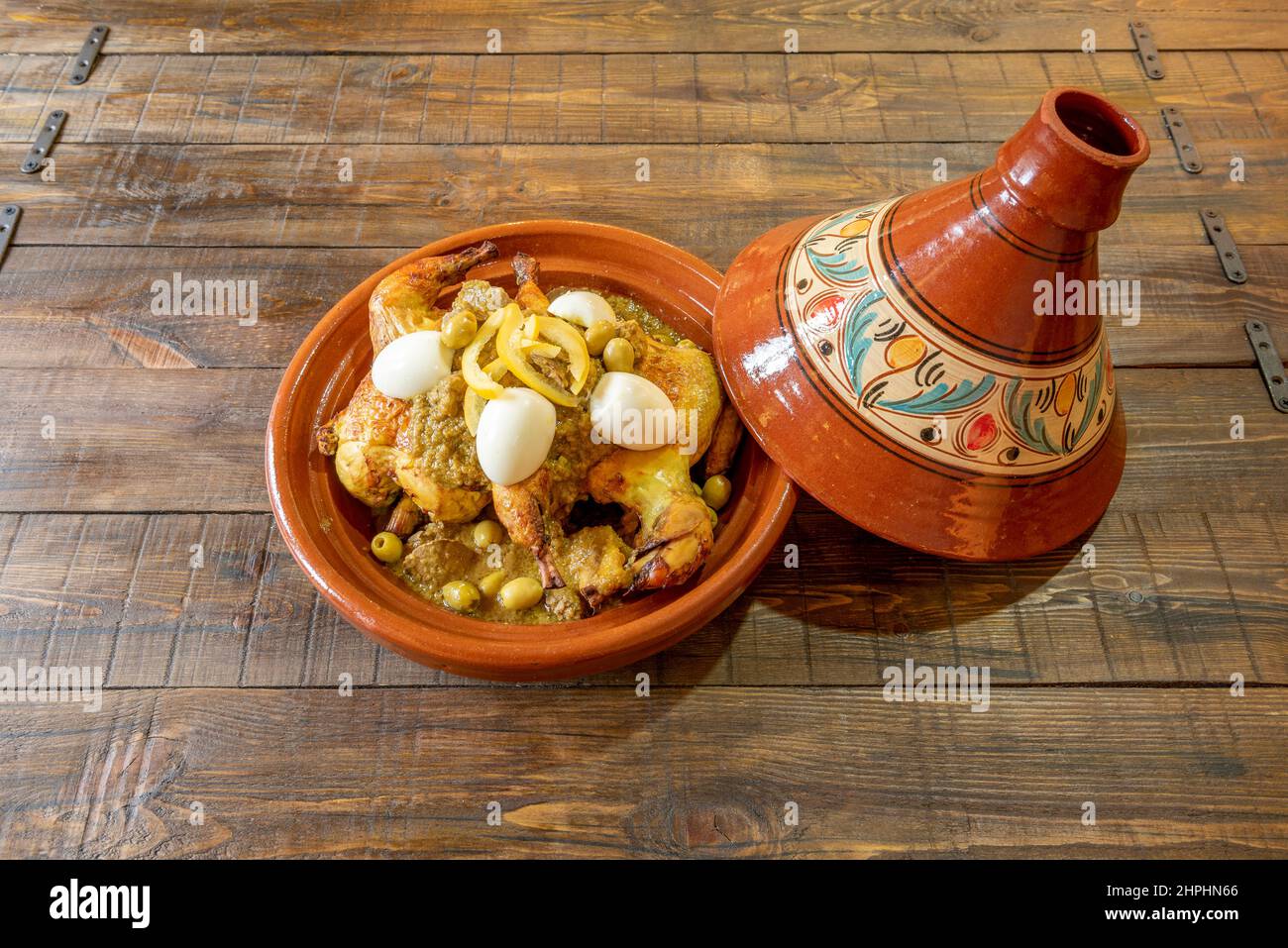 Au Maroc, ils cuisent toutes sortes de viande, de poisson et de légumes dans le tajine, bien que l'un des plus classiques soit le tajine de poulet au citron et à l'olive Banque D'Images