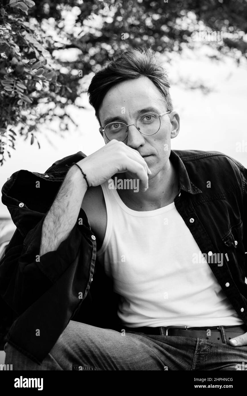 beau homme en lunettes noir et blanc Banque D'Images