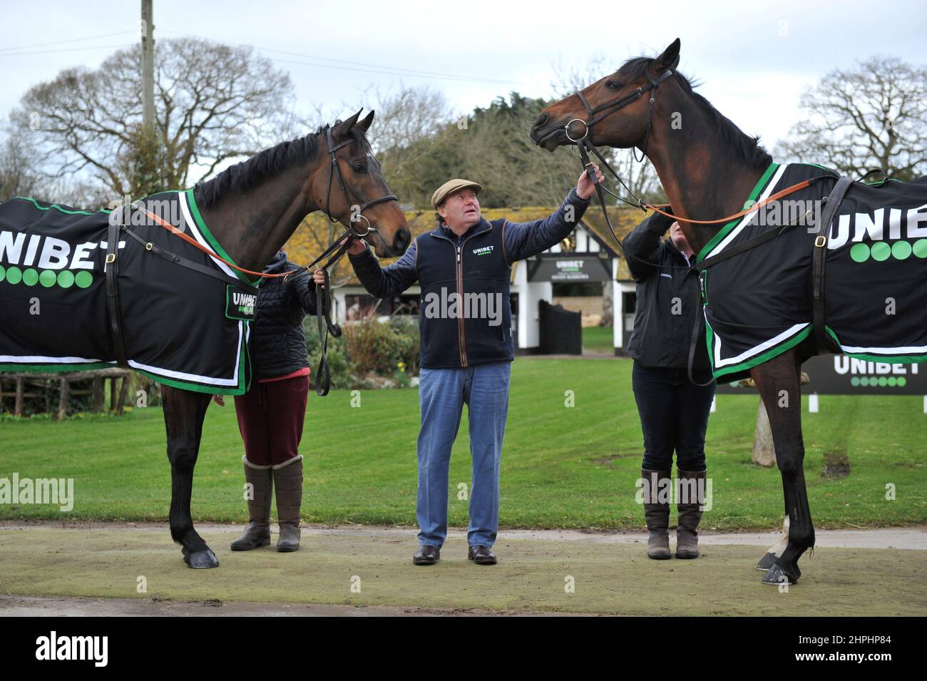 Nicky Henderson avec gauche Constitution Hill et droite Jon bon qui sont à la course contre l'un l'autre dans l'obstacle suprême novice. Entraîneur de course ni Banque D'Images