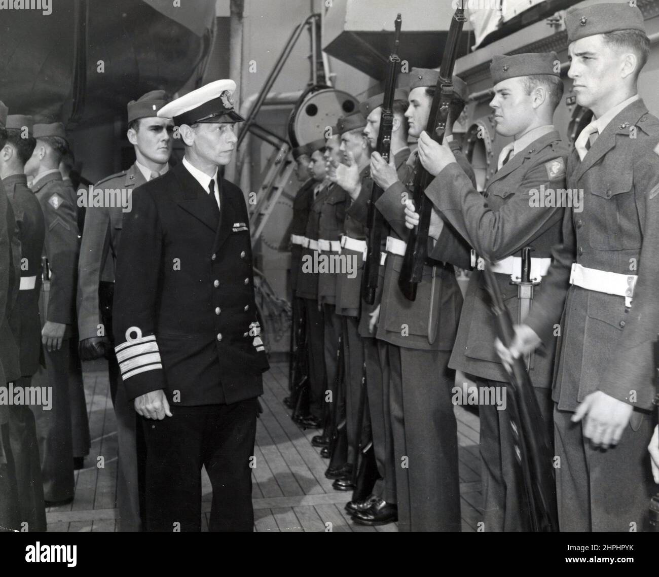 Vice-amiral Vedel, commandant en chef de la Marine royale danoise inspectant la Garde marine de l'amiral Hewitt à bord du navire amiral USS Houston (CL-81) ca. 1946 Banque D'Images