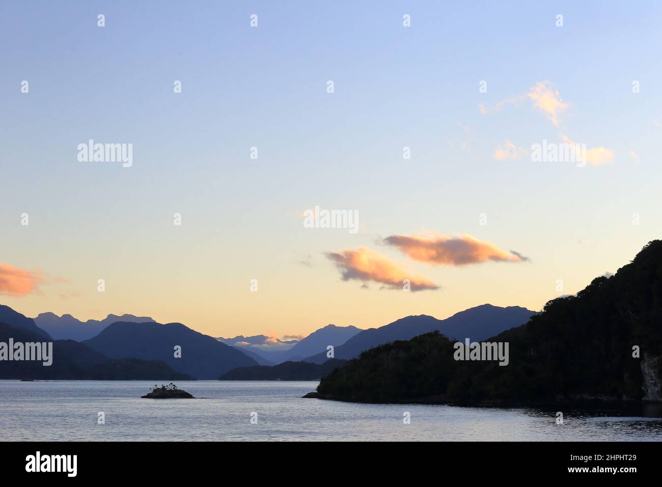 Dawn in Dusky Sound/Tamatea Fiordland Nouvelle-Zélande Banque D'Images