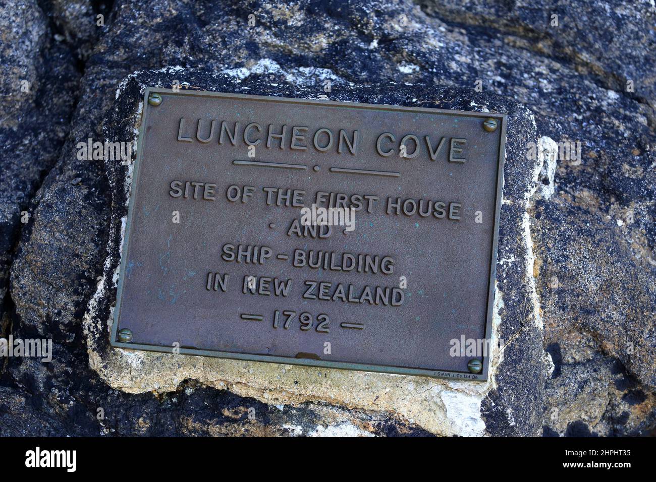 Plaque commémorant le site de la première maison et de la construction navale à Luncheon Cove Anchor Island Dusky Sound Fiordland Nouvelle-Zélande Banque D'Images