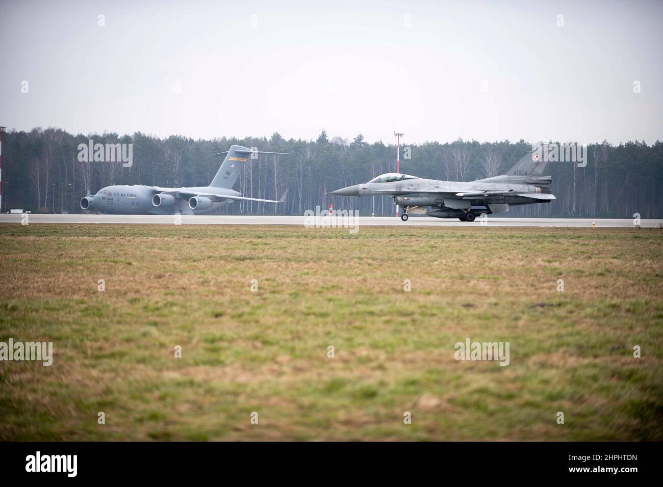 Un F-16 de la Force aérienne polonaise atterrit après l'entraînement de base à la manœuvre d'un chasseur avec les aigles F-15C de la Force aérienne américaine affectés à l'escadron de combat 493rd de la Royal Air Force (RAF) Lakenheath, base aérienne d'Englandat Łask, Pologne, à l'appui de la mission de police aérienne renforcée de l'Organisation du Traité de l'Atlantique Nord (OTAN), le 15 février 2022. La mission de police aérienne de l'OTAN a été exécutée en continu depuis 1961, mais il est essentiel de suivre fréquemment des entraînements et des exercices pour s'assurer que la puissance aérienne de l'OTAN reste entièrement préparée à tout moment. (É.-U. Photo de la Force aérienne par Tech. Sgt. Jacob Albers) Banque D'Images
