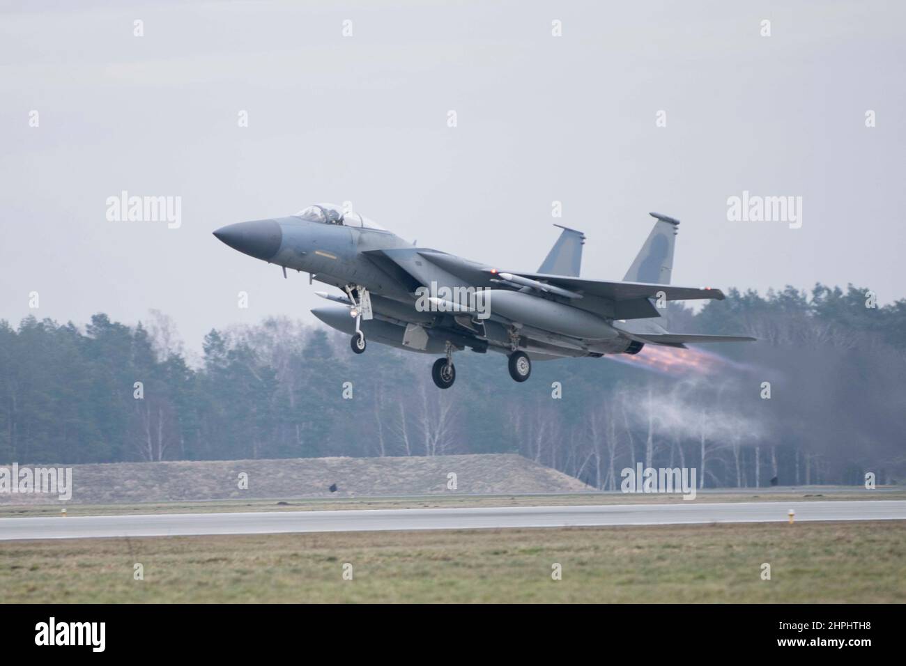 Un aigle F-15C de la Force aérienne des États-Unis affecté à l'escadron de chasse 493rd, la Royal Air Force (RAF) Lakenheath prend son envol à l'appui de missions de police aérienne renforcée de l'Organisation du Traité de l'Atlantique Nord (OTAN) avec la Force aérienne polonaise à la base aérienne de Łask, en Pologne, le 15 février 2022. Les exercices de défense aérienne produisent une préparation combinée et une capacité cohérente pour les actifs maritimes et aériens alliés, essentielle pour la capacité robuste de l’OTAN à adapter et à faire évoluer sa position défensive et dissuasive, selon les besoins pour relever des défis stratégiques émergents et en évolution. (É.-U. Photo de la Force aérienne par Tech. Sgt. Jacob Albers) Banque D'Images