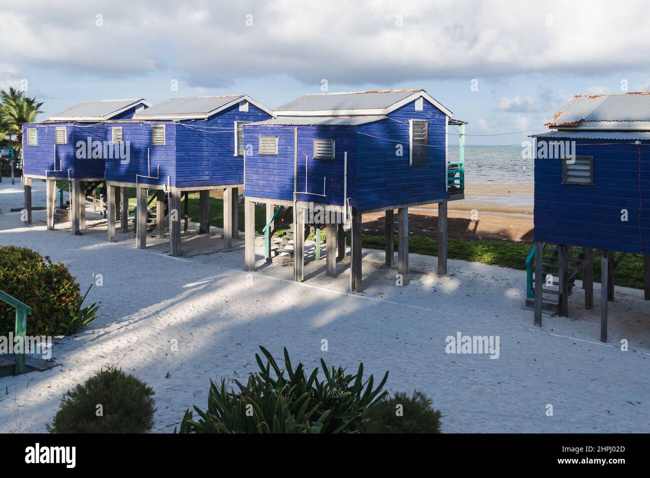 Des cabanas typiques de plage en bois sur pilotis, appelées 'Cabanas', à la plage de Caye Caulker, Belize Banque D'Images