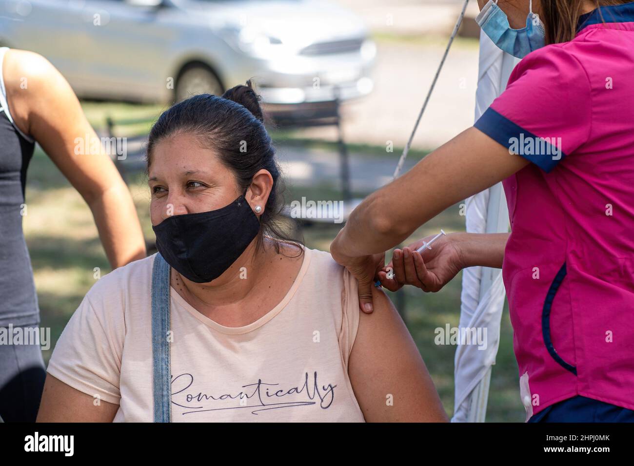 Firmat, Argentine. 17th févr. 2022. Un agent de santé administre un jab de rappel Covid-19 à une femme dans un centre de vaccination. En Argentine, la province de Santa Fe a commencé à appliquer une troisième dose du vaccin COVID-19 à tout citoyen âgé de plus de 18 ans, sans calendrier. Le vaccin de choix pour ce rappel est le Pfizer/Biontech. (Photo par Patricio Murphy/SOPA Images/Sipa USA) crédit: SIPA USA/Alay Live News Banque D'Images