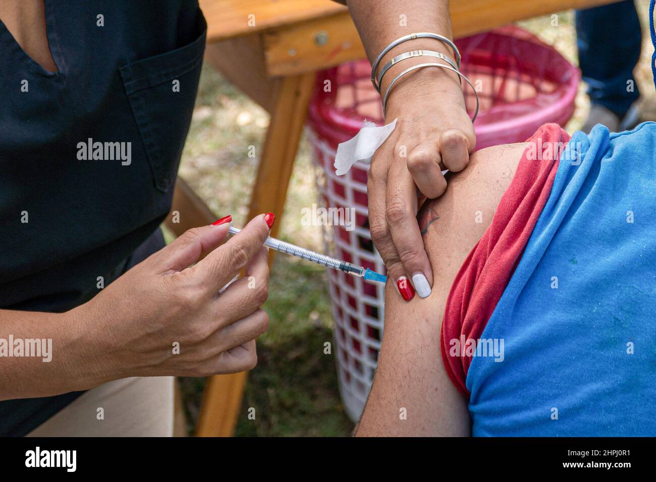Firmat, Santa Fe, Argentine. 17th févr. 2022. Un agent de santé administre un jab de rappel Covid-19 à une femme dans un centre de vaccination.la province de Santa Fe en Argentine a commencé à appliquer une troisième dose du vaccin COVID-19 à tout citoyen âgé de plus de 18 ans sans avoir au programmer. Le vaccin de choix pour ce rappel est le Pfizer/Biontech. (Image de crédit : © Patricio Murphy/SOPA Images via ZUMA Press Wire) Banque D'Images