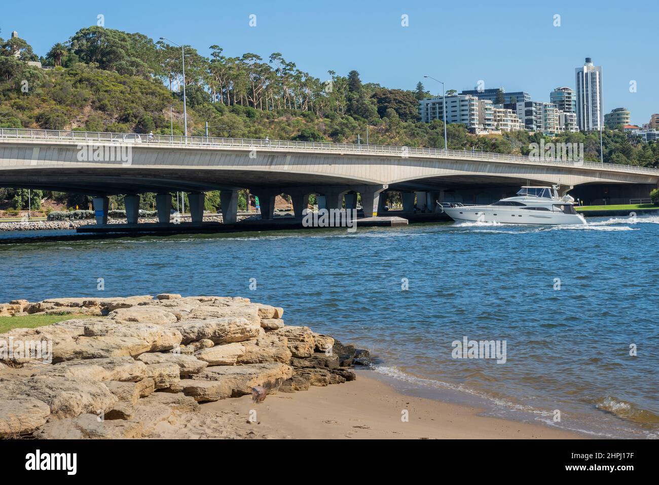 Un lancement de luxe, sur la Swan River, sur le point de passer sous le pont Narrows à Perth, en Australie occidentale. Banque D'Images
