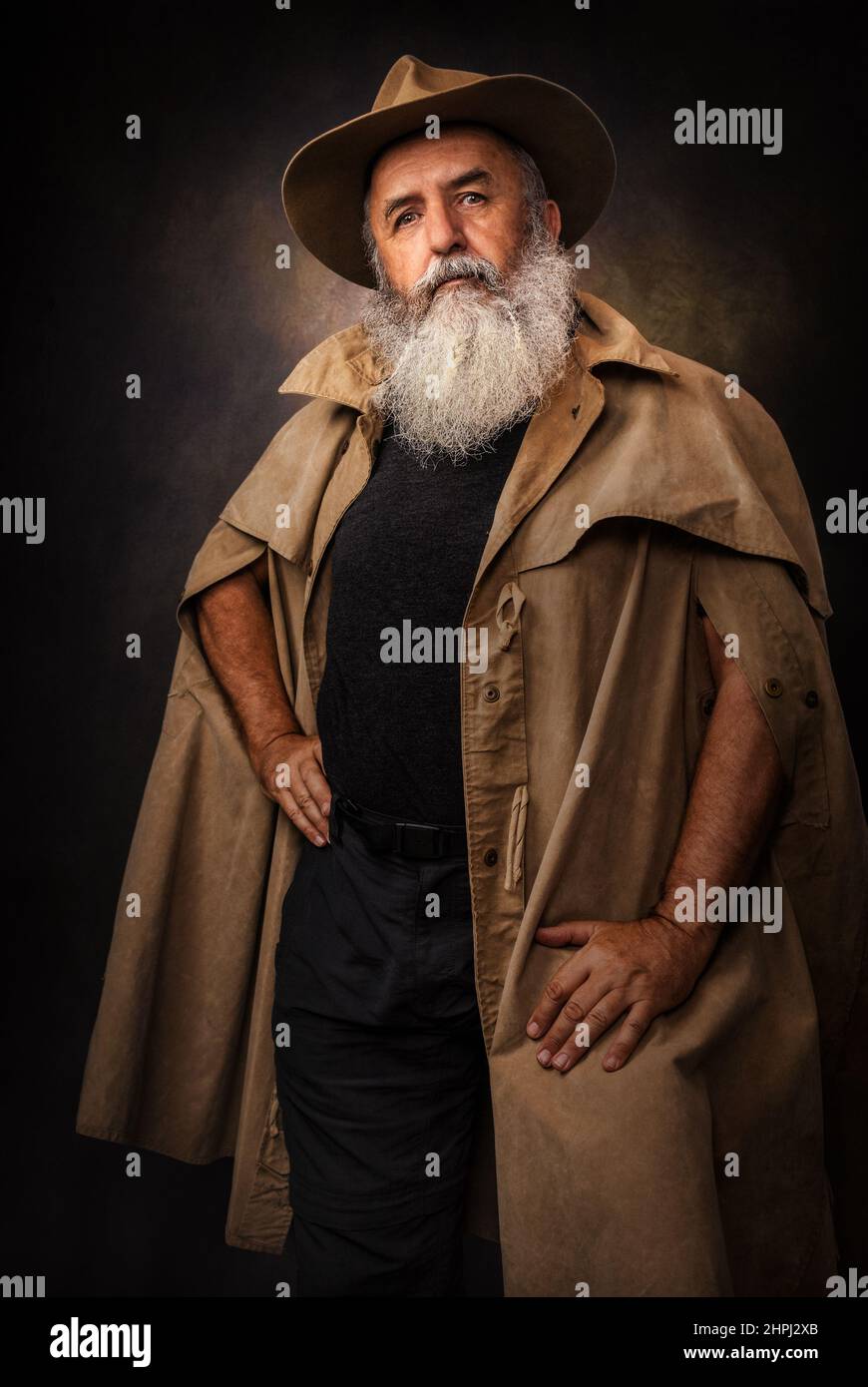 Portrait d'un vieil homme du Caucase avec barbe, pelage et chapeau sur fond  sombre Photo Stock - Alamy