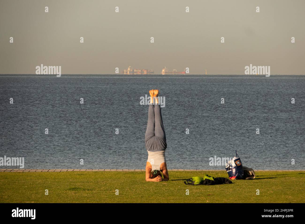 Yoga sur la plage à Melbourne Australie . Banque D'Images
