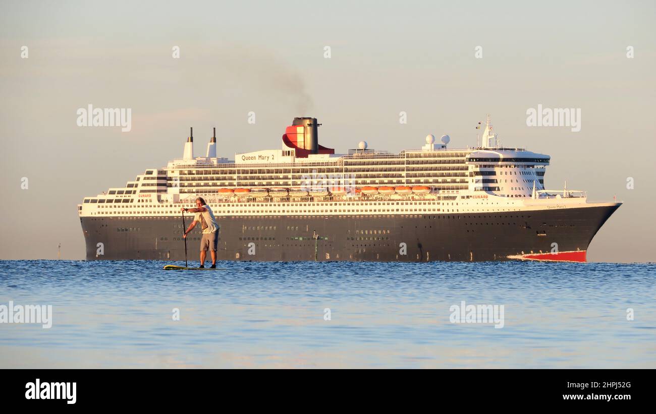 The RMS Queen Mary 2 sur Port Phillip Bay Melbourne Australie . Banque D'Images