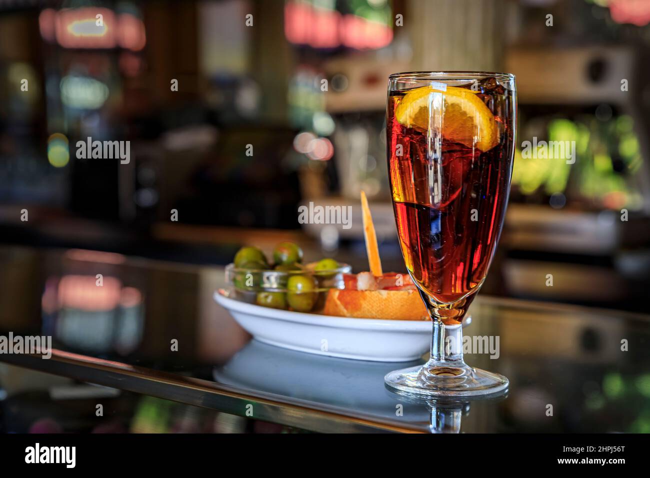 Tapas espagnoles traditionnelles d'olives vertes et un sandwich au jambon fumé avec un cocktail au comptoir d'un bar à Madrid, en Espagne Banque D'Images