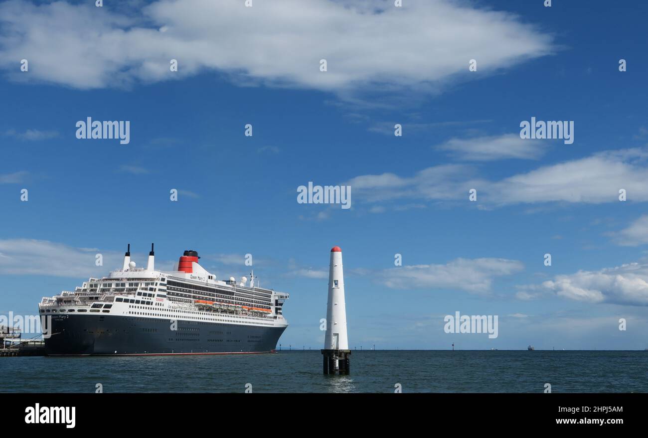 The RMS Queen Mary 2 sur Port Phillip Bay Melbourne Australie . Banque D'Images