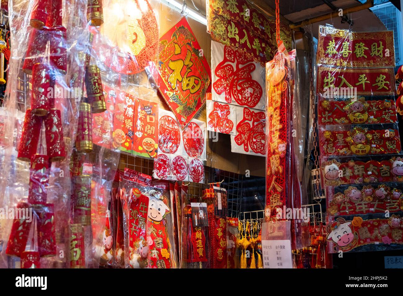 Des ornements chinois accrochés dans les magasins du marché pendant le nouvel an chinois Banque D'Images