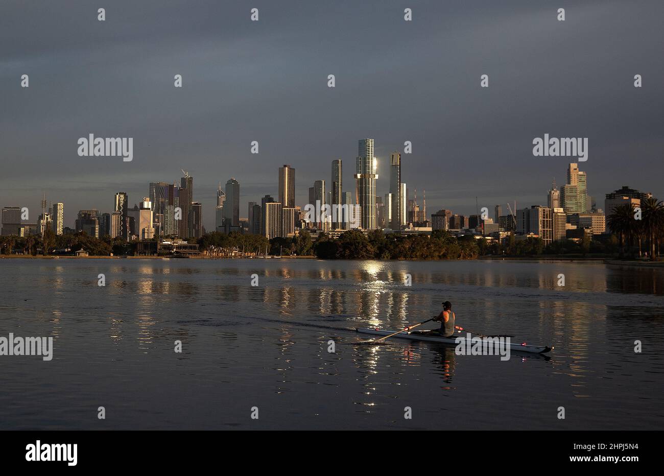 Melbourne Australie : vue sur la ville de Melbourne depuis le lac Albert Park. Banque D'Images