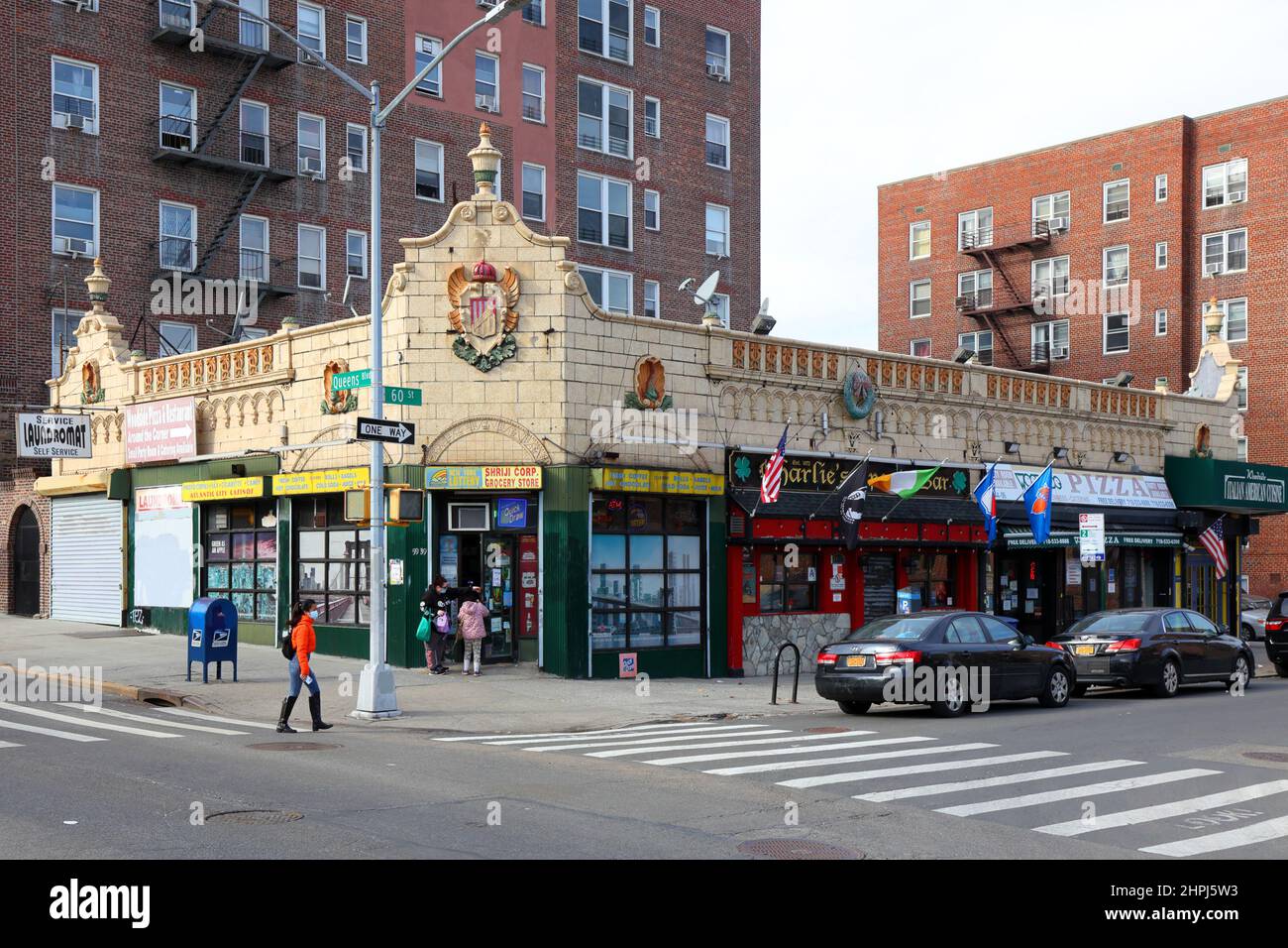 Bâtiment commercial, 59-37 Queens Boulevard, Queens, New York. Un ancien emplacement de la chaîne de restaurants Childs dans le quartier de Woodside. Banque D'Images