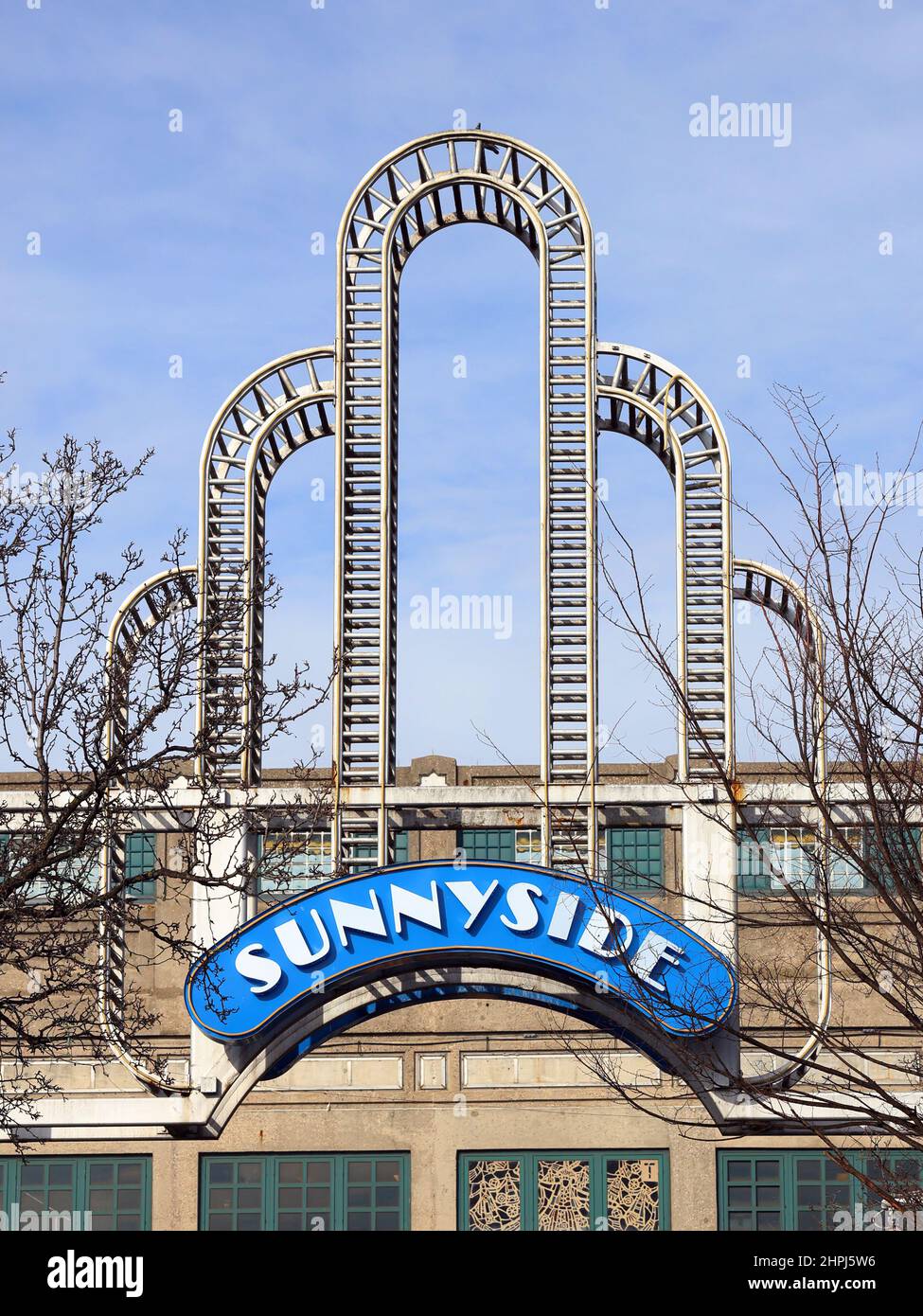 Sunnyside, Queens Welcome Arch, New York. L'arche de bienvenue à l'entrée du quartier Sunnyside dans le quartier de Queens, à New York. Banque D'Images Sunnyside, Queens Welcome Arch, New York. L'arche de bienvenue à l'entrée du quartier Sunnyside dans le quartier de Queens, à New York. Banque D'Images