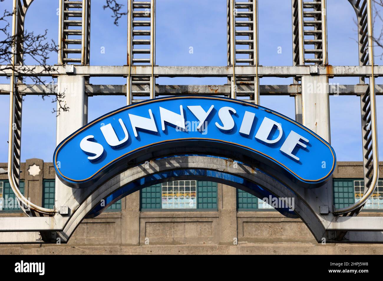 Sunnyside, Queens Welcome Arch, New York. L'arche de bienvenue à l'entrée du quartier Sunnyside dans le quartier de Queens, à New York. Banque D'Images Sunnyside, Queens Welcome Arch, New York. L'arche de bienvenue à l'entrée du quartier Sunnyside dans le quartier de Queens, à New York. Banque D'Images