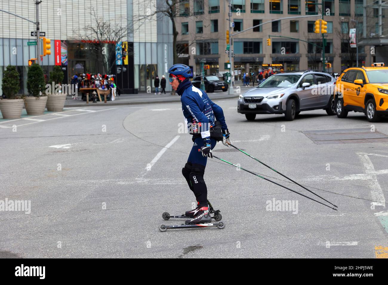 Une personne en roller près de Columbus Circus à New York Banque D'Images