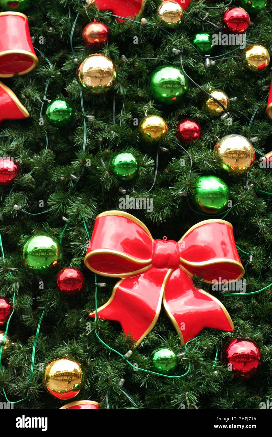 ARCs EN CÉRAMIQUE ROUGE BORDÉS D'OR ET DE VERT, DES BAÏNES ROUGES ET OR DÉCORENT UN ARBRE DE NOËL À ADELAIDE, EN AUSTRALIE-MÉRIDIONALE. Banque D'Images