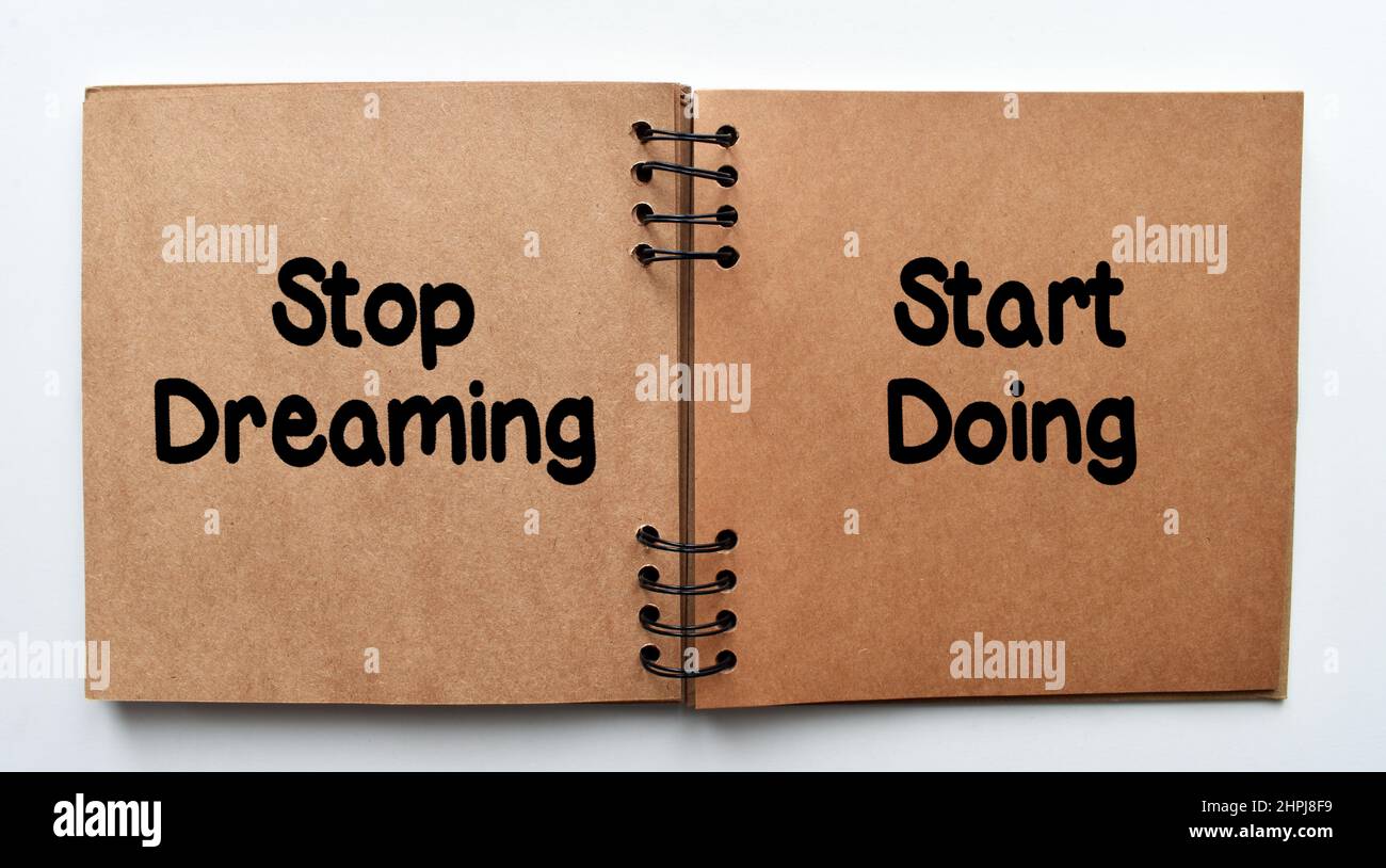 Arretez De Rever Commencez A Faire Motivant La Phrase De Citation Citation Motivante Sur Papier Pour Ordinateur Portable Photo Stock Alamy