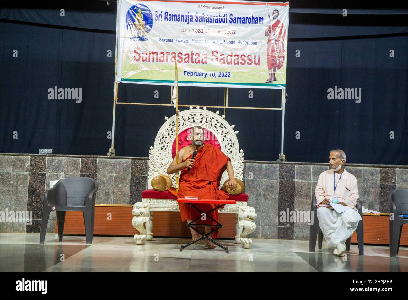 Cérémonie de dédicace de la statue de l'égalité de Ramanuja, Chinna Jeeyar Swamy Speaking, Hyderabad, Telengana, Inde Banque D'Images