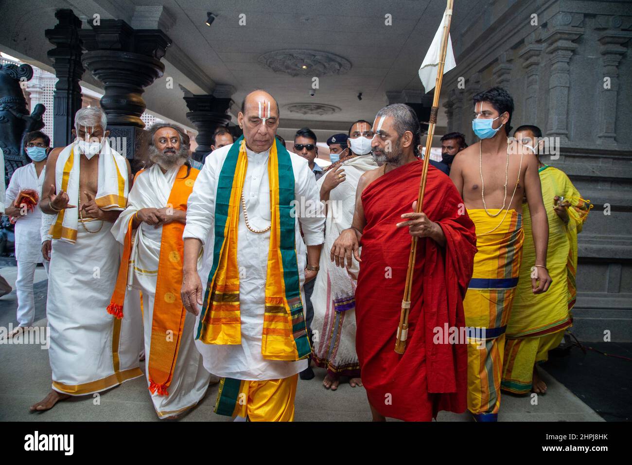 Cérémonie de dédicace de la statue de l'égalité de Ramanuja, Chinna Jeeyar Swamy accueillant Rajnath Singh, Hyderabad, Telengana, Inde Banque D'Images