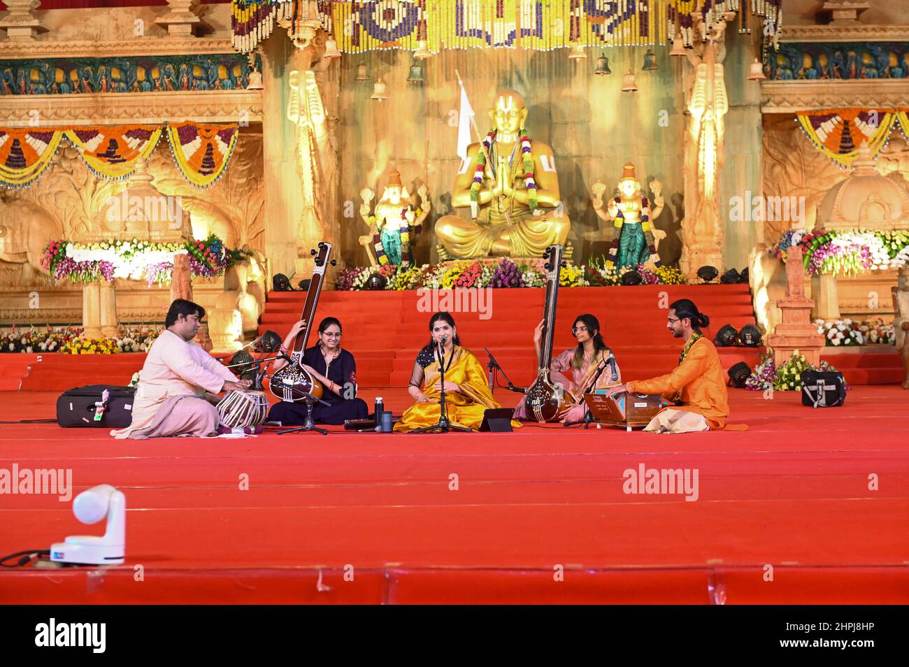 Cérémonie de dédicace de la statue de l'égalité de Ramanuja chantant bhajan et jouant des instruments de musique, Hyderabad, Telengana, Inde Banque D'Images