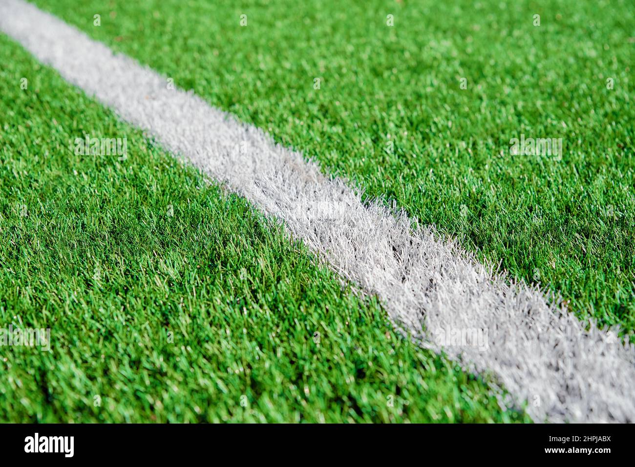 Une partie de football ou terrain de football gros plan, pelouse verte Artifical avec des lignes de bordure blanches, Astroturf au stade pour les parties de spart Banque D'Images
