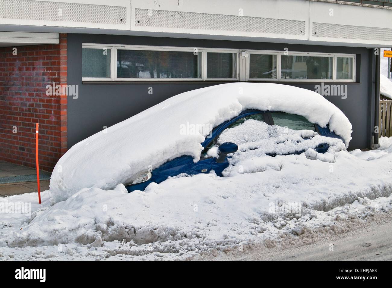 Voiture couverte de neige garée dans la rue, Lappeenranta Finlande Banque D'Images