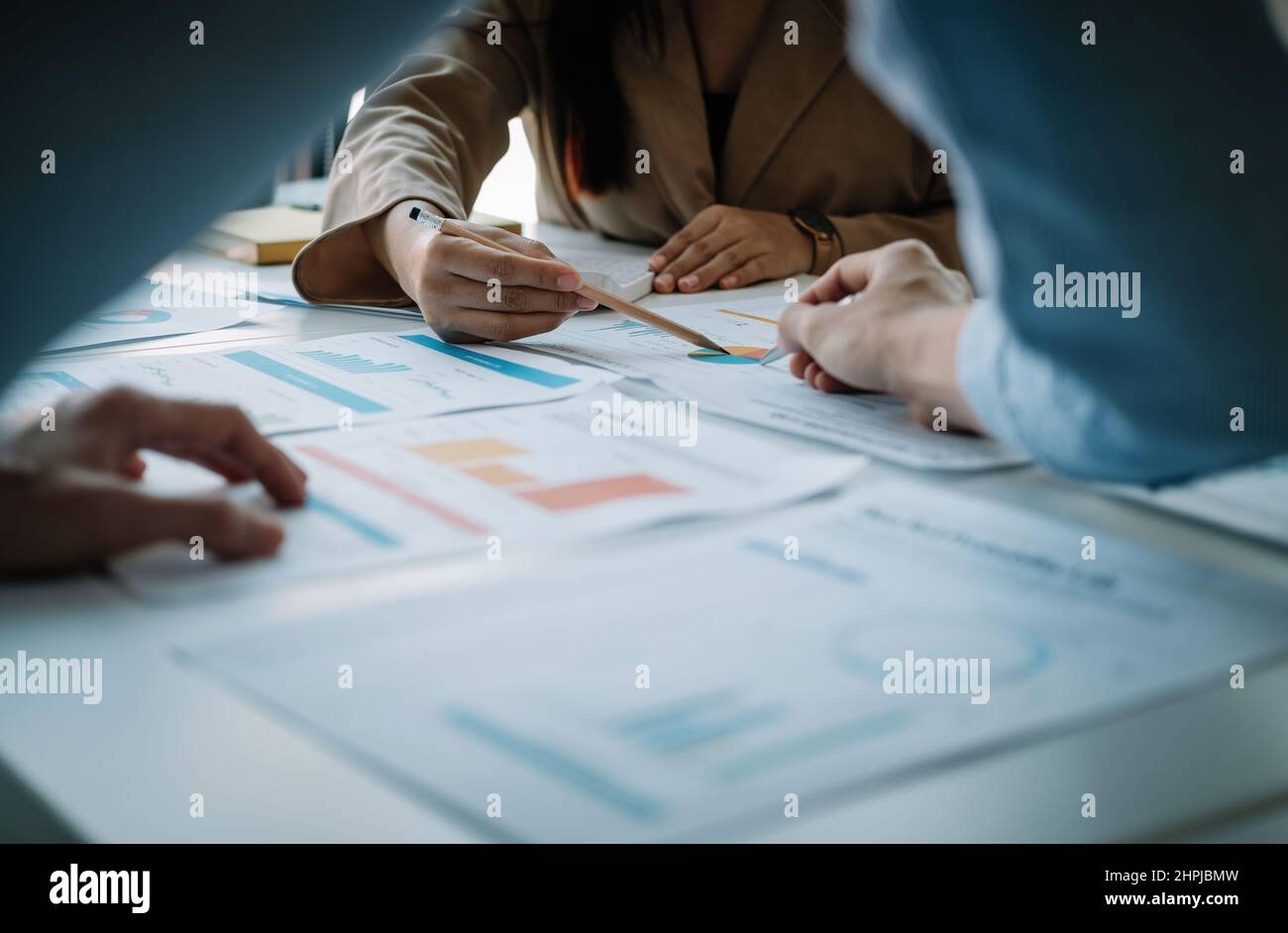 BusinesSteam travaillant avec un nouveau projet de démarrage. Discuter des graphiques et graphiques montrant les résultats à la réunion. Comptabilité d'entreprise et finances Banque D'Images