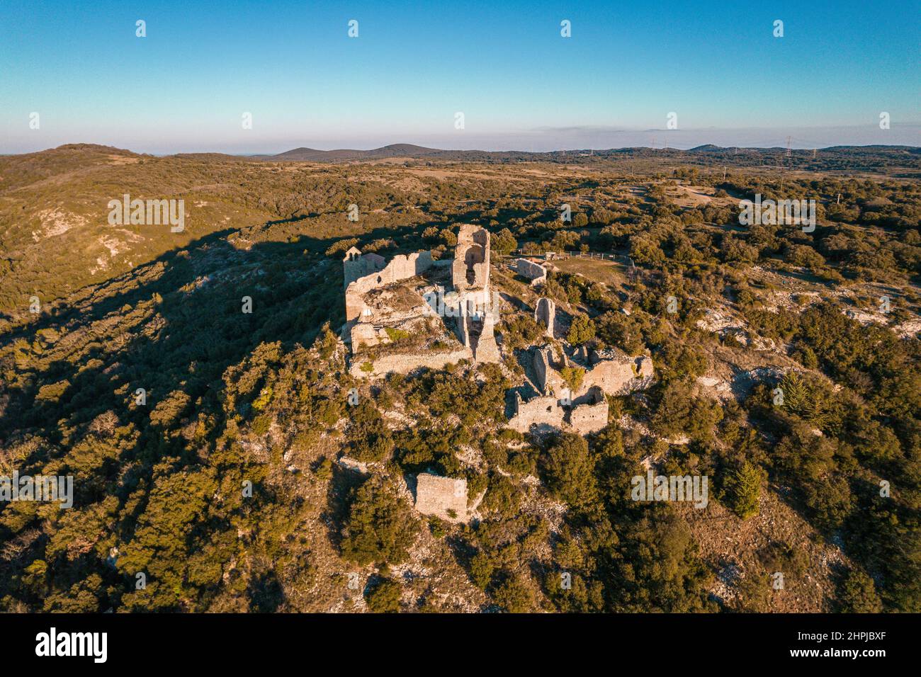 Vue aérienne d'un château médiéval en pierre en ruines sur la montagne, le château d'Aumelas en France Banque D'Images