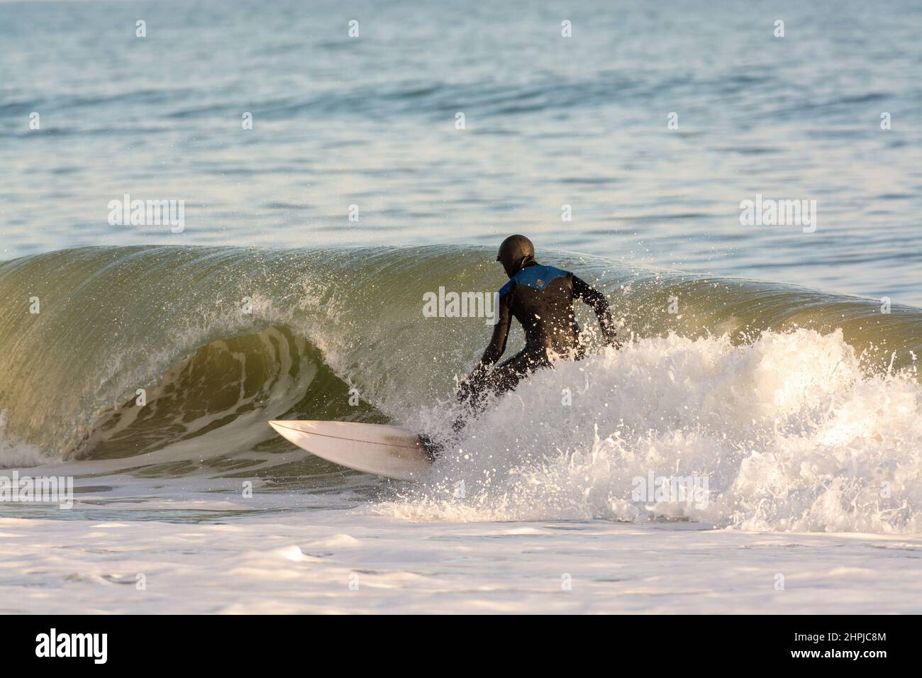 Une vue imprenable sur un surfeur prend une vague à Emerald Isle, en Caroline du Nord Banque D'Images Une vue imprenable sur un surfeur prend une vague à Emerald Isle, en Caroline du Nord Banque D'Images