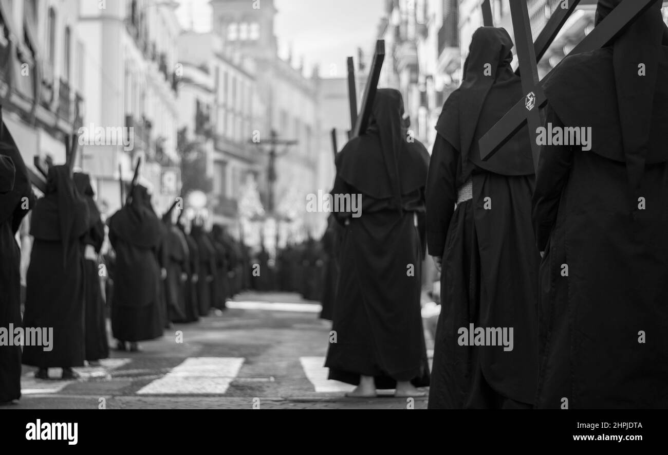 Les pénitents des processions marchent jusqu'au Mont Calvaire avec la croix sur ses épaules Banque D'Images