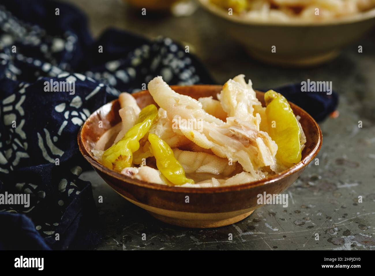 Pieds de poulet avec des poivrons marinés Banque D'Images