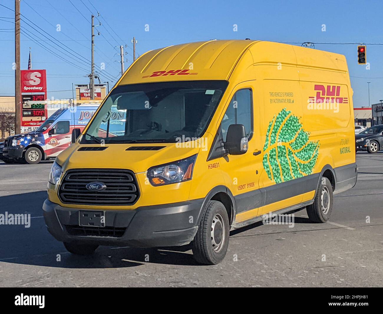 Minibus jaune DHL dans la rue Banque D'Images