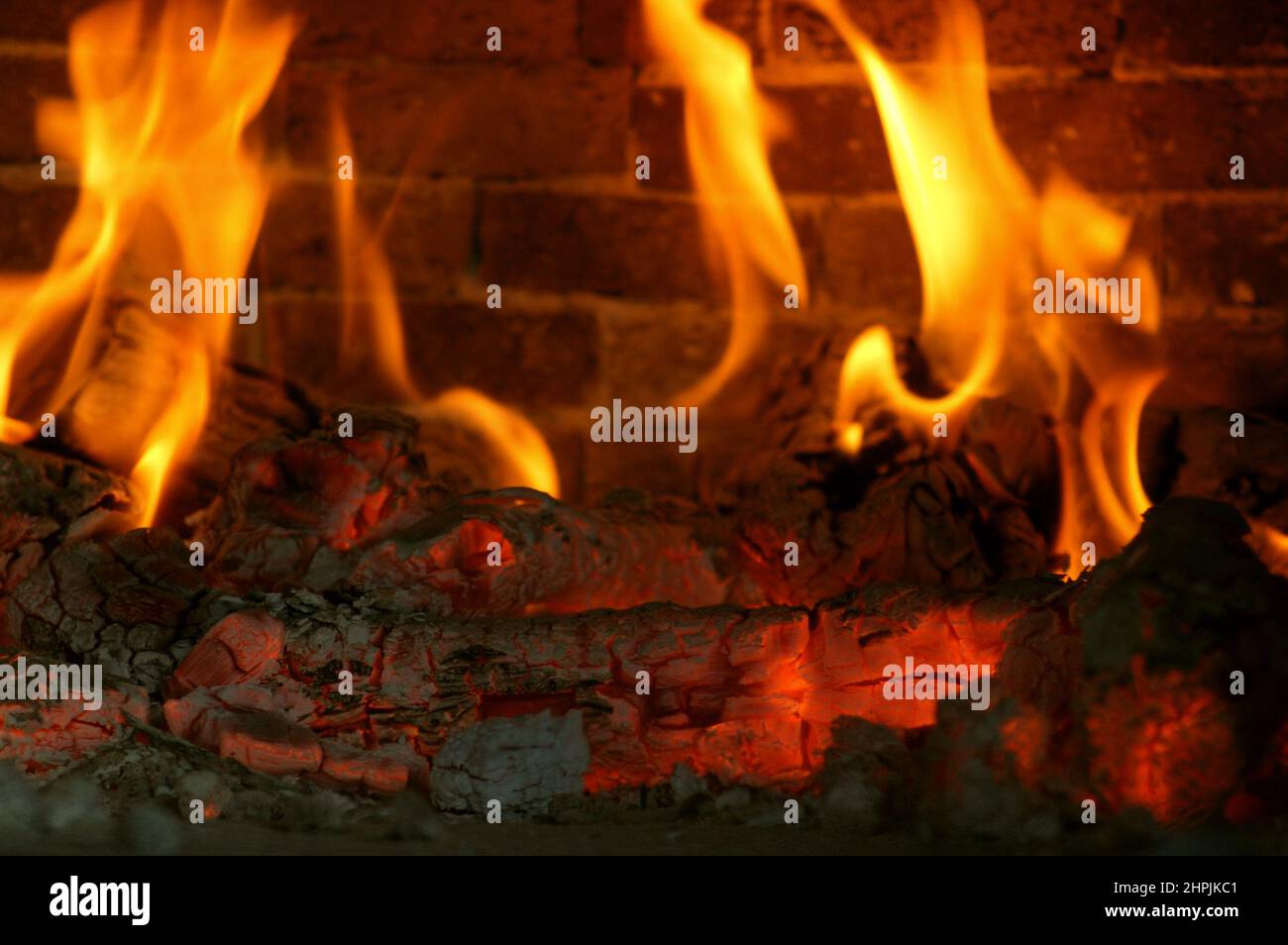 Bois de chauffage et d'embres. Les flammes flamboyantes des flammes du feu dans la cheminée. Banque D'Images