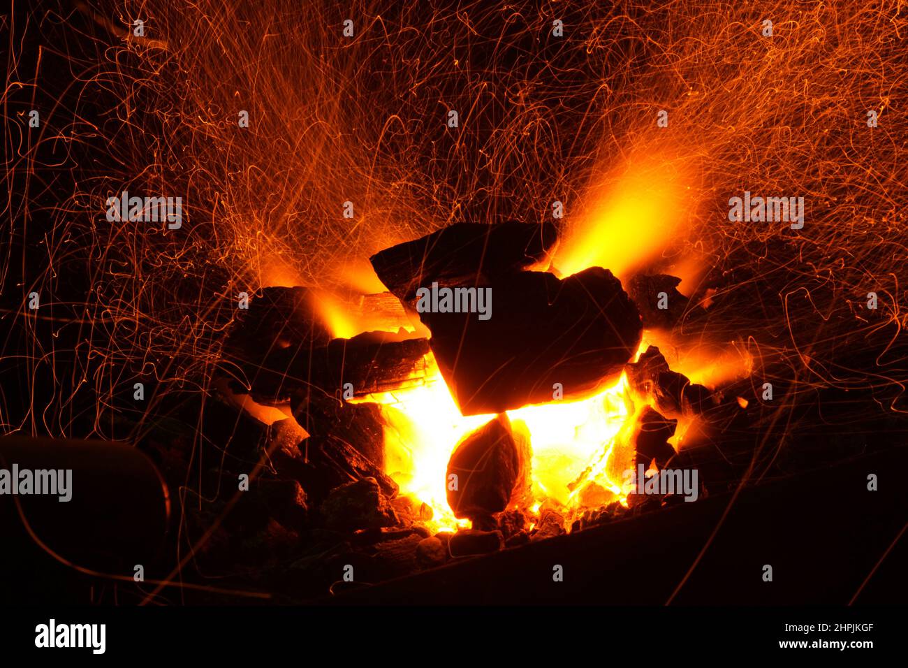 Charbon de bois brûlant dans un barbecue. Feu brûlant. Flamme de feu. Banque D'Images